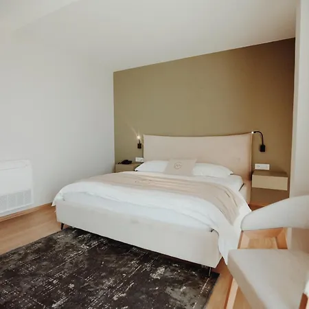 Grand Mirage فلورا